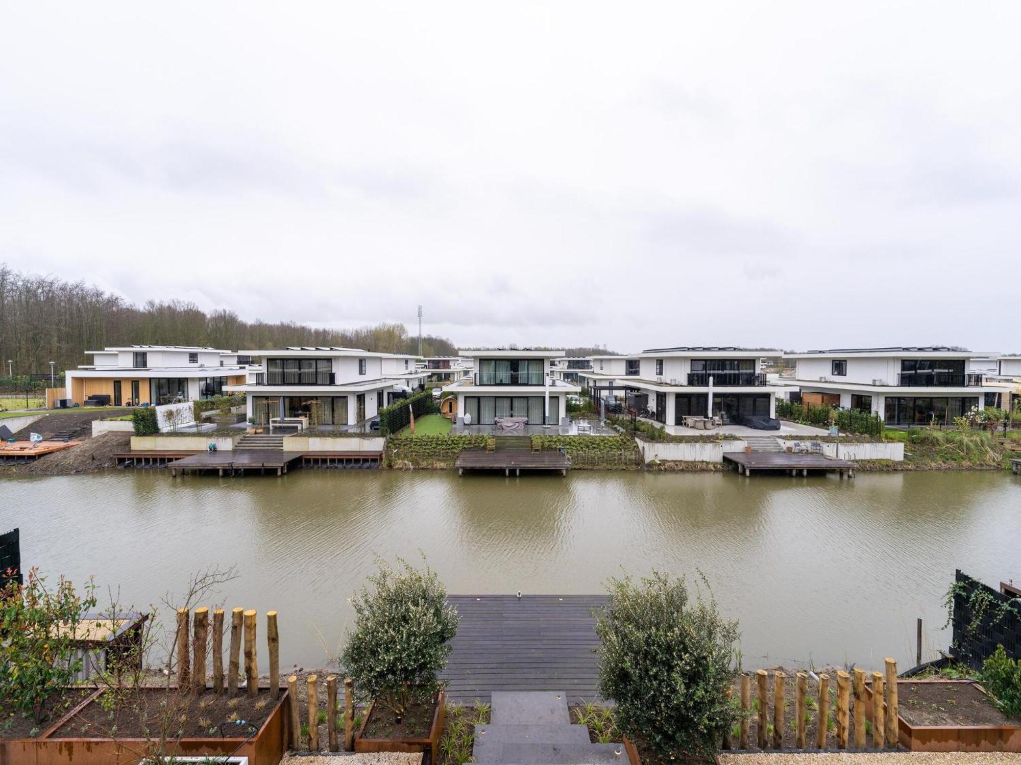 Water Villa With Jetty Near Harderwijk Zeewolde Exterior photo