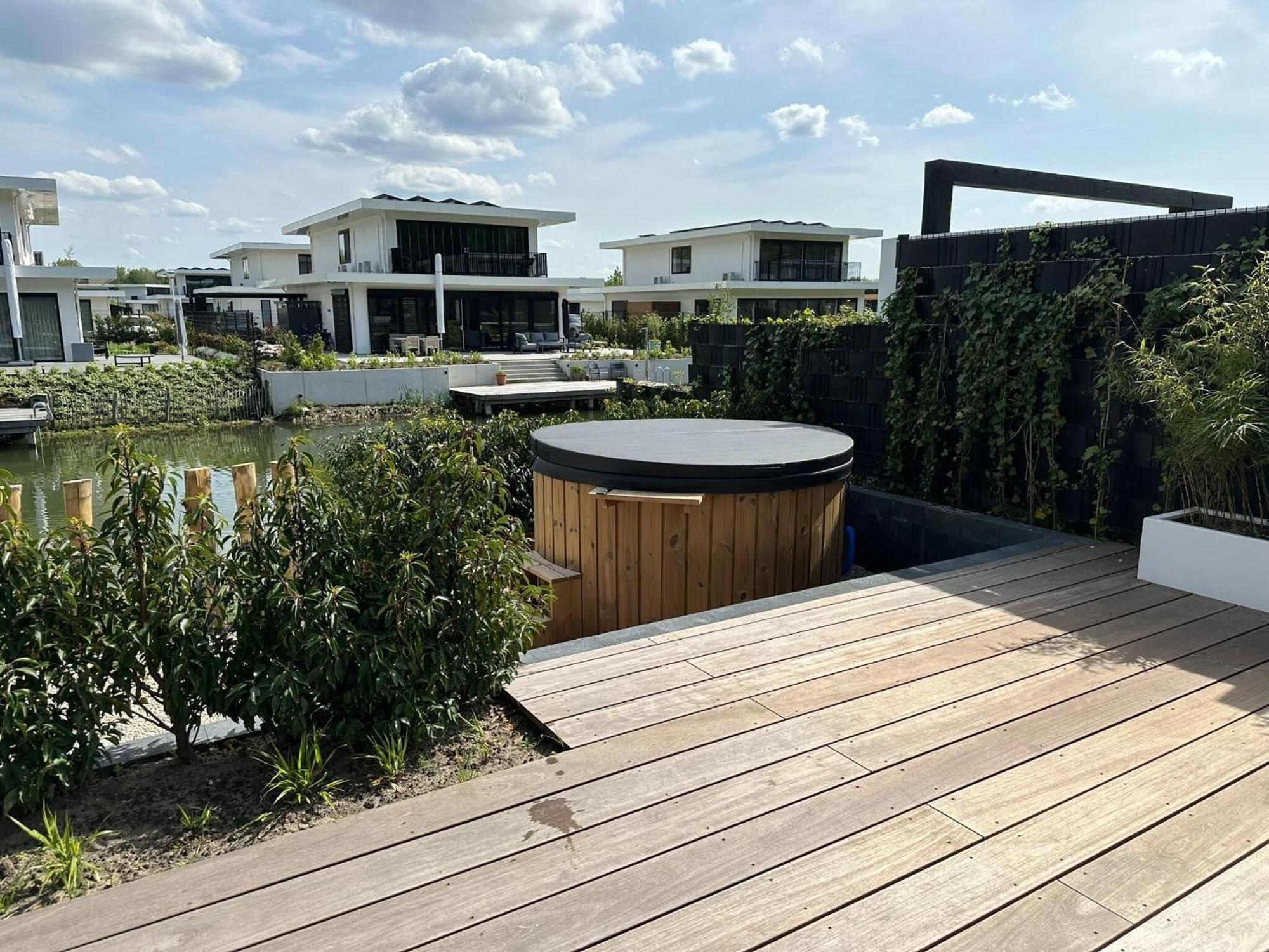 Water Villa With Jetty Near Harderwijk Zeewolde Exterior photo